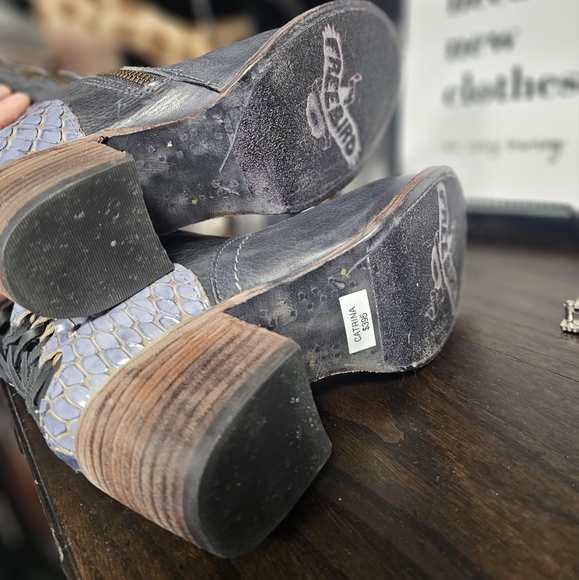 Freebird by Steven Catrina Navy croc lace up tall boots size 6 - Picture 2 of 5